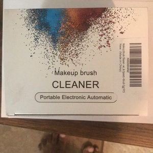 Portable electronic makeup brush cleaner